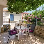 2 Bedroom Cozy Apartment In Jelsa
